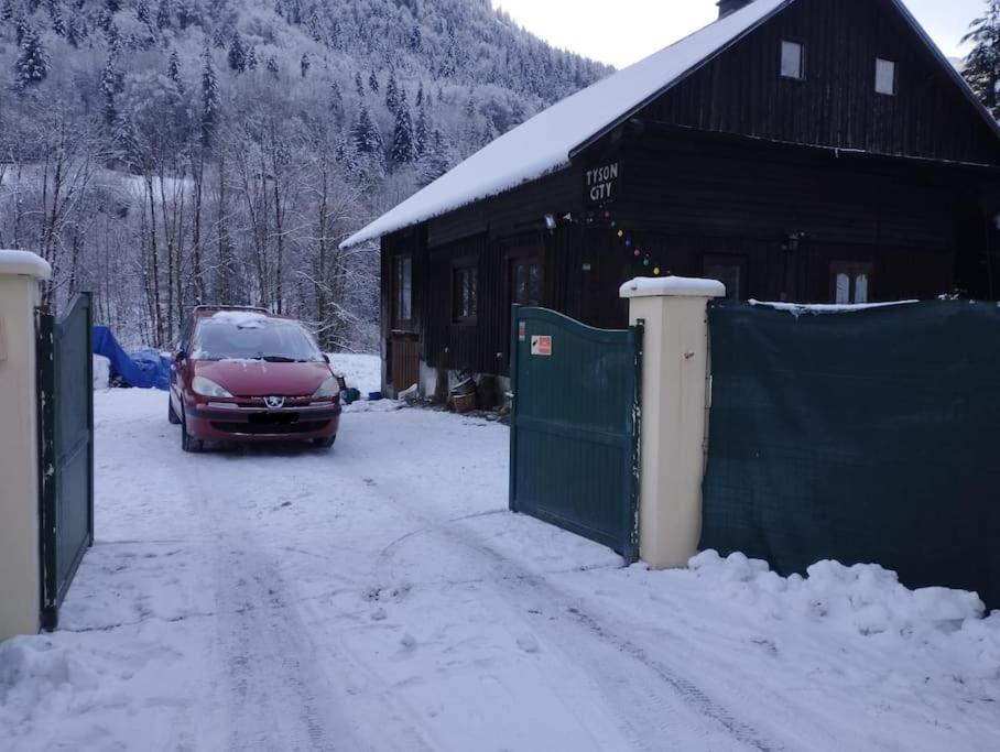 Chalet 8 Personnes + Grand Terrain Et Riviere Entremont Esterno foto